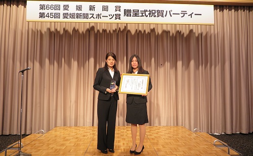 杉原参智選手（左）と山田加奈選手（明治大学）