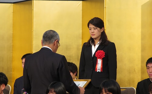 代表して賞状を受け取る杉原選手