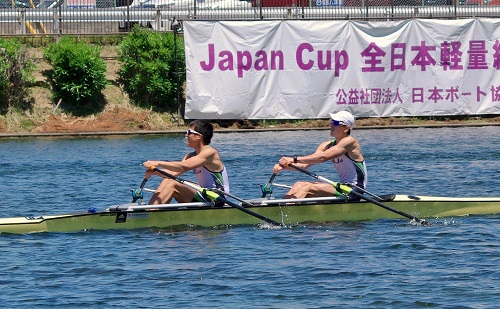 男子ダブルスカルの越智選手(左)と岡部選手(右)