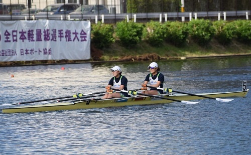 女子ダブルスカルの小原選手(左)と杉原選手(右)