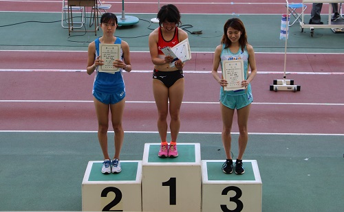 1500mで3位に入り、表彰台で笑顔をみせる岩川選手