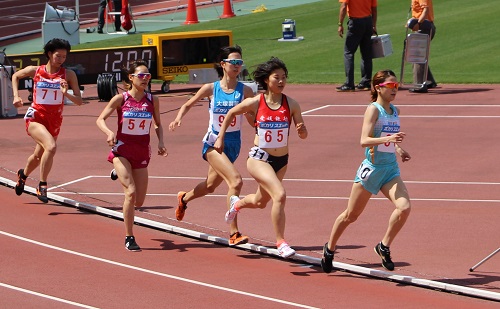 1500ｍの残り１周でスパートする岩川選手