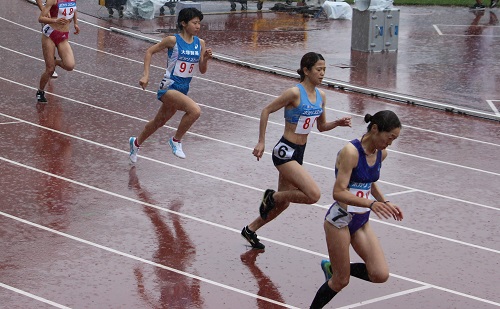 激しい雨の中で行われた800ｍ。６コース岩川選手