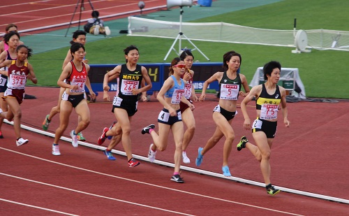 日本陸上競技選手権女子1500ｍ決勝で力走する岩川選手（前から3人目）