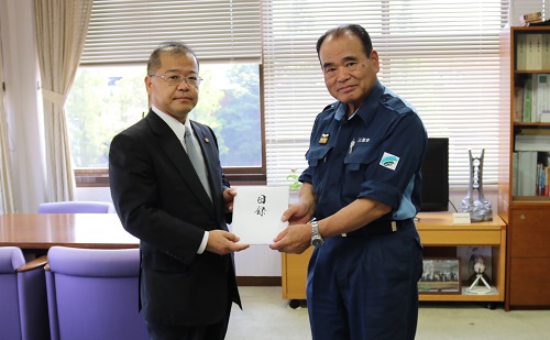 天満市長へ目録を手渡す檜垣常務(三原市役所)