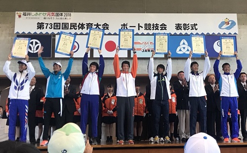 表彰式にて賞状を手にする岡部選手(左から4番目)
