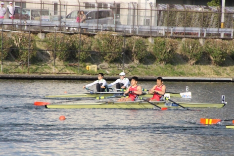 決勝戦で力漕を見せる男子ダブルスカル