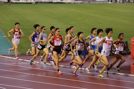 日本陸上競技選手権女子1500ｍ決勝で力走する岩川選手（左から3人目）