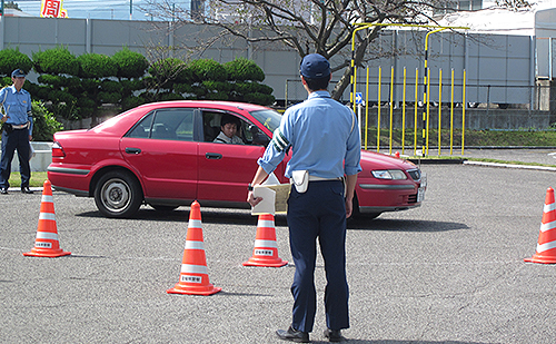 パイロンスラロームに挑む当社社員。