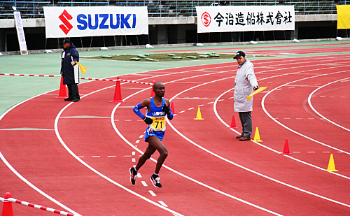 トップで競技場に戻ってきた男子優勝のモグス選手(山梨学院大)