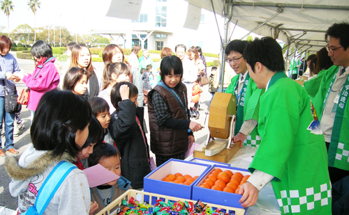 多くの子どもたちが並んだ抽選会