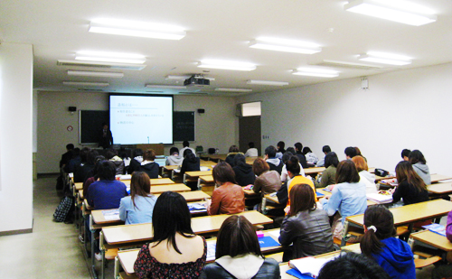 講義に聞き入る松山大経営学部の学生たち