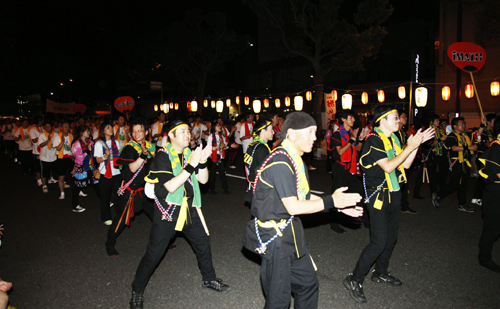 約200名の社員・グループ社員が参加した夜の部『木山・お祭り音頭』