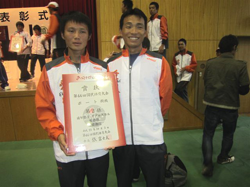 表彰式を終えて、準優勝の賞状を手に取材を受ける武田大作（写真右）・別府晃至（左）の両選手
