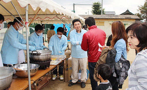 実習生や通訳による呼びかけで多くの方に食べて頂きました