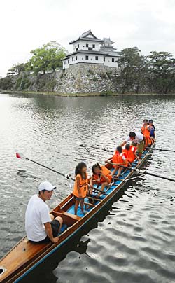 今治城を背景に漕ぎだすナックル