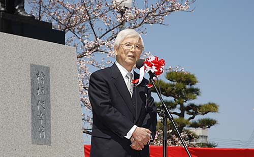 銅像の制作者の中村晋也氏のあいさつ