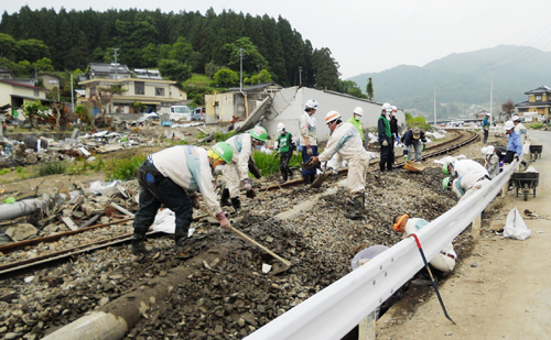 JR大船渡線の線路上で活動する社員