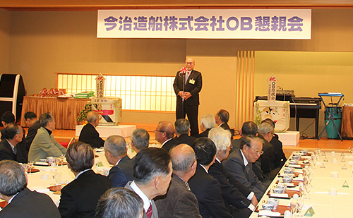 OB懇親会であいさつする檜垣会長(今治国際ホテルで)