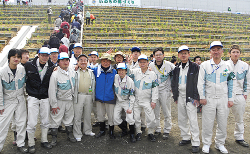 伊藤宏太郎西条市長〔前列左から4番目）、宮脇　昭教授（前列左から5番目）を囲んで