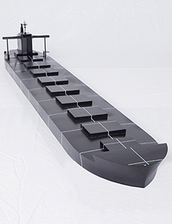 エアロ・シタデルを採用した船体模型の全景1