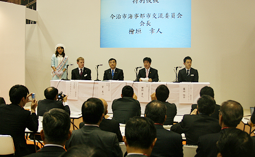 記者発表を行う当社檜垣社長(右から2人目)