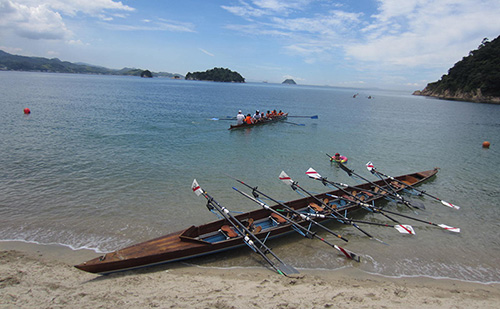 瀬戸内の島々を背景に