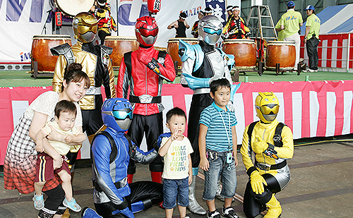 戦いを終えた「ゴーバスターズ」と一緒に記念写真、はいチーズ!