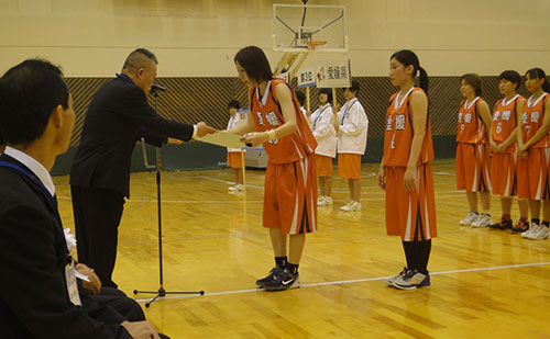 閉会式で第3位の表彰状を受け取る酒井キャプテン