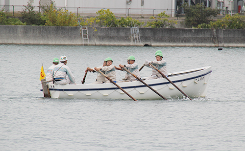 勝負服(作業服)で力漕するCチーム