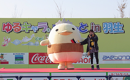 埼玉県羽生市で11月24、25日に開かれた「ゆるキャラサミット2012」で今治市をアピールするバリィさん