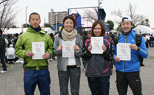 記録証を手に、お互いの頑張りをたたえ合うボート部の藤川、現王園、井出の3選手と、今治生産設計グループの越智さん（右から3人目）