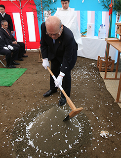 檜垣俊幸会長による鍬入れ