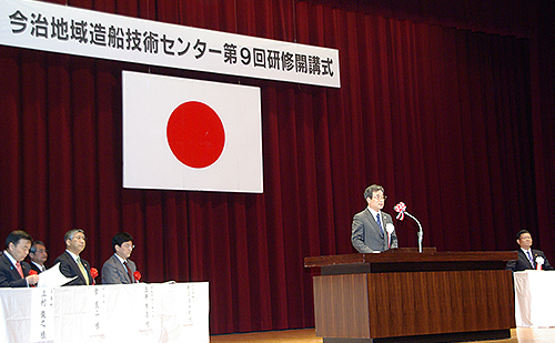 開講式で挨拶される今治地域造船技術センターの議長、新来島どっく中村常務執行役員