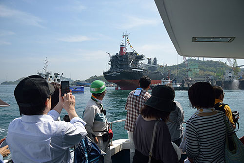 波止浜湾クルージングから見る檜垣造船の進水風景