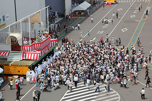 多くの人が集まりバリシップの開催を祝うもちまき