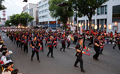 檜垣社長を中心に約190名が参加した『木山・今治お祭り音頭』