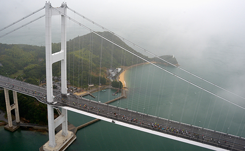 高速道路(来島海峡大橋)を走る参加者