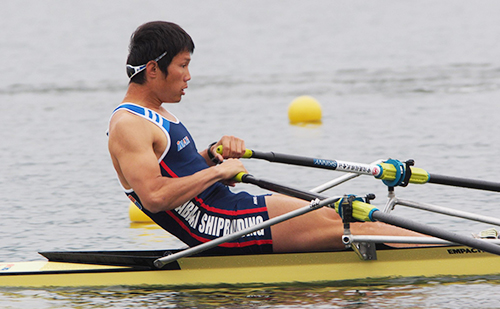 同郷の強敵2人を相手に、ラストスパートで勝負をかける別府選手（成年男子シングルスカル）