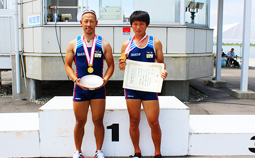 男子ダブルスカルで優勝・全日本のタイトルを手に喜ぶ井出選手（写真左）・別府選手（写真右）