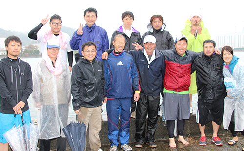 雨の中奮闘した選手と社内応援者。