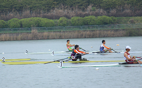 強豪選手との競り合いの中、力漕する岡部選手（写真奥）
 