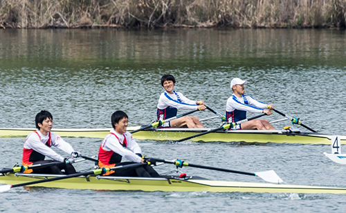 ゴール前、最後の力を振り絞る両選手（写真奥）