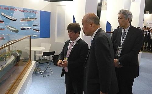 國方在ノルウェー大使(中央)、伊藤日本船舶輸出組合専務理事(右)へ説明する檜垣社長(左)