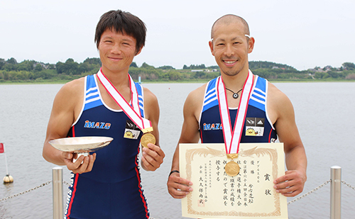 連覇を達成し、満面の笑みで応える井出（写真右）別府（写真左）両選手