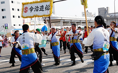 熱い踊りを披露する社員ら。