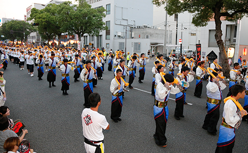 木山・今治お祭り音頭を舞う当社社員ら。