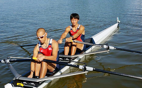 日本代表のユニフォームを着てレースに臨む2人