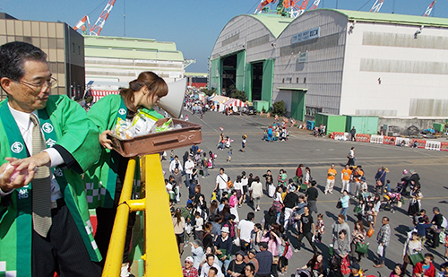 もち投げ大会の様子