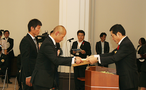 中村時広愛媛県知事より表彰状を授与される井出主将